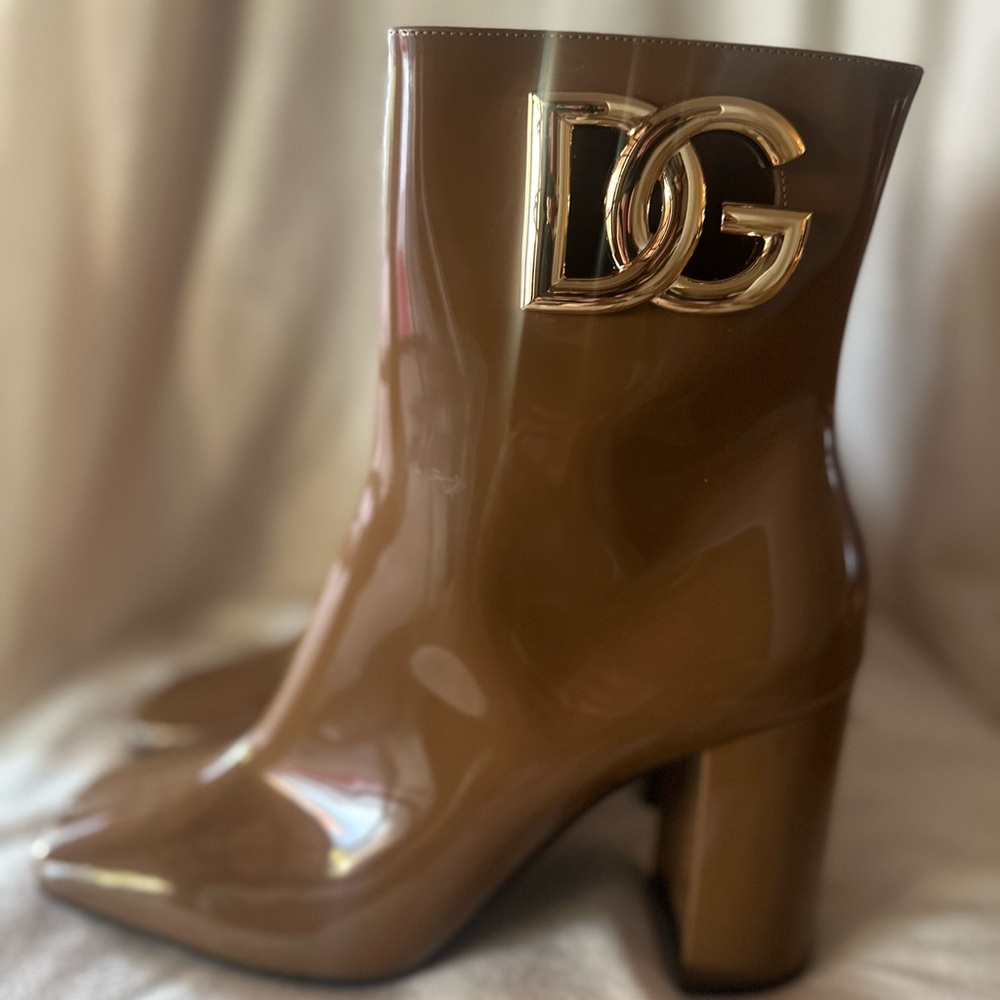 Dolce & Gabbana Logo-Plaque Square Toe Boots
Brown Size 39